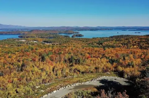 Private Mountain Retreat Overlooking Lake