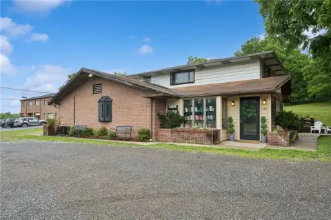 4-Unit Mixed-Use Property with Parking