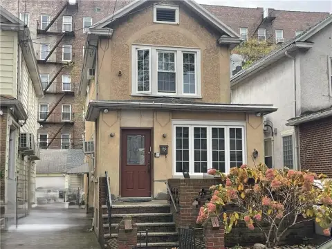 Detached 1-Family Home with Office