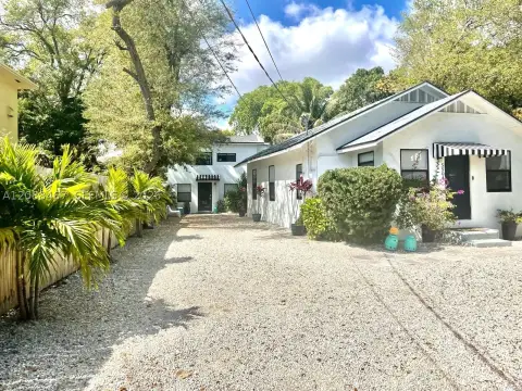 Fenced Duplex With Separate Apartments