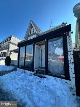Mixed-Use Triplex with Storefront
