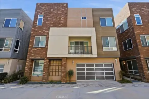 Detached Tri-Level Live-Work Home