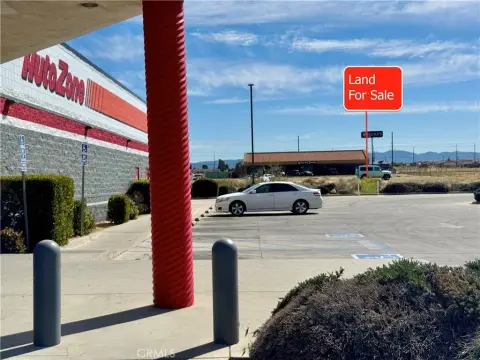 Commercial Lot in Thriving Area