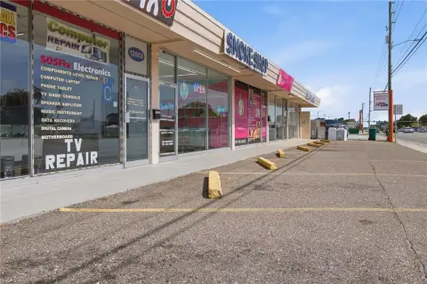 Operational Smoke Shop Storefront
