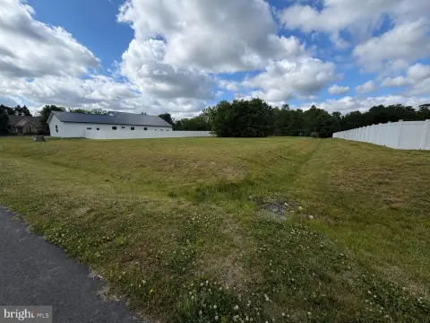 Bayside Land in Bay Hollow