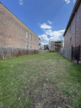 Oversized Vacant Lot in Chicago