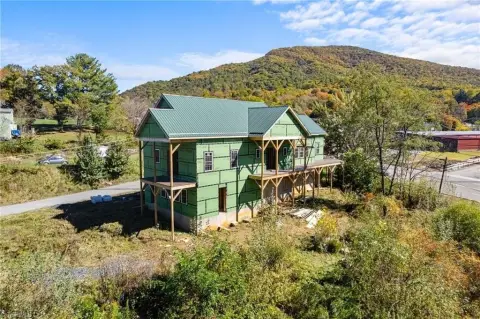 Mixed-Use Property in West Jefferson