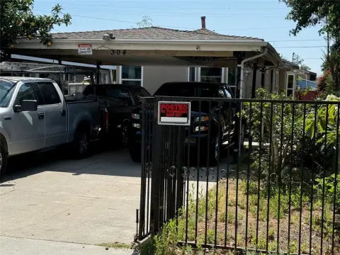 1-Bedroom Duplex with Private Yards