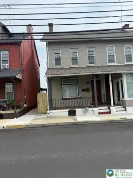 Mixed-Use Building with Apartment