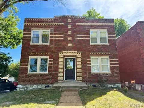 4-Unit Brick Apartment Building
