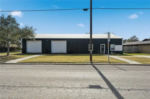 Woodsboro Commercial Property with Gym