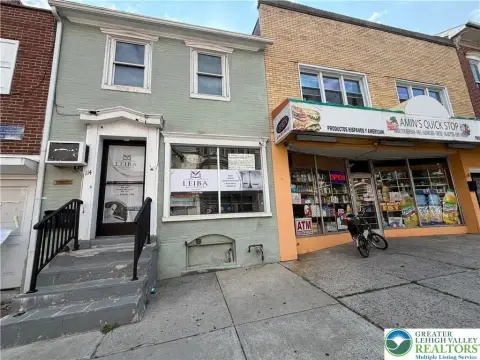 Open-Plan First-Floor Retail Space