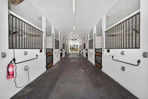 Loxahatchee Barn Stalls For Rent