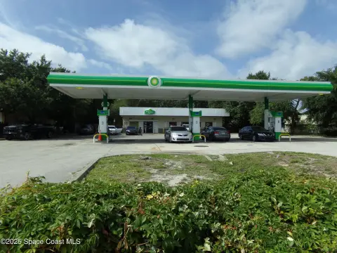 Melbourne Gas Station and Store