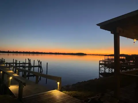 Horseshoe Lake Waterfront Restaurant & Marina