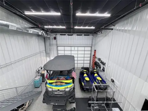 Luxury Garage Suite Near Lake