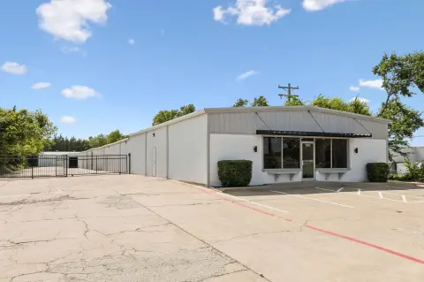 Flex Office Warehouse with Grade-Level Doors