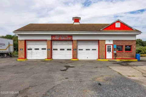 Commercial Garage in High-Traffic Location