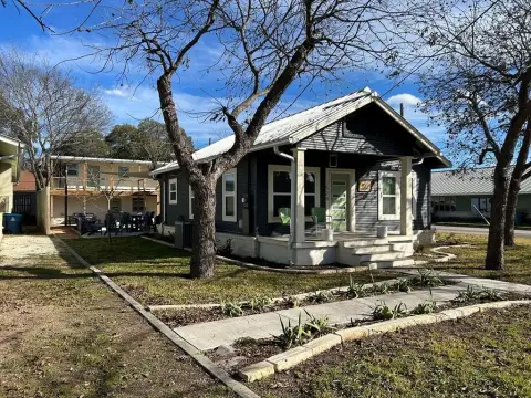 Kerrville Renovated Cottage with Bungalows