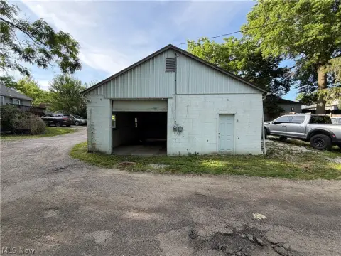 Warehouse with 10x10 Overhead Door
