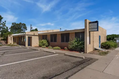 Flexible Office Building with Two Suites