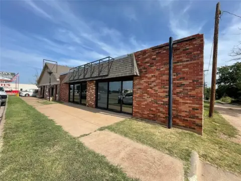 Retail/Warehouse Building with Fenced Yard