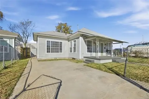 Move-In Ready Duplex with Courtyard