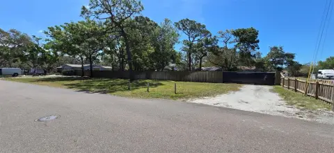 Spacious Lot in Seminole, FL
