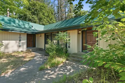 Vacant Duplex with Detached Shop