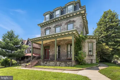 Five-Unit Craftsman Apartment Building