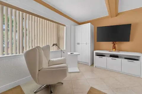 Furnished Corner Residence Near Beach