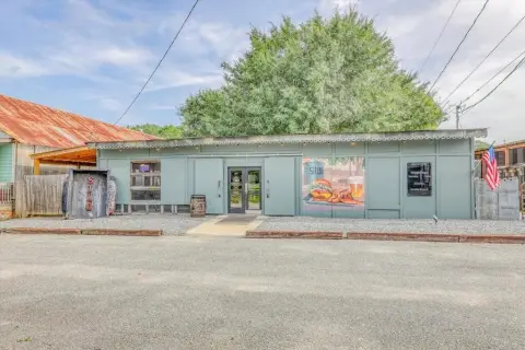 Restaurant With Covered Patio