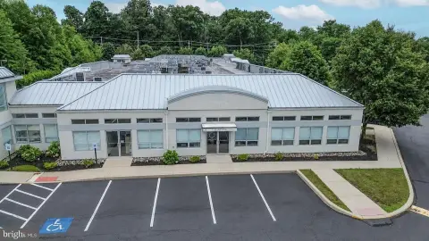 End-Unit Office Condominium with Two Entrances