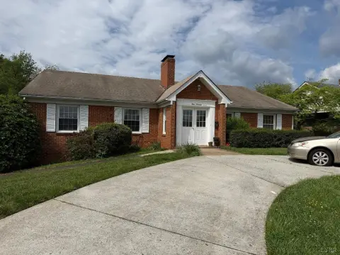 Spacious Duplex in Convenient Location