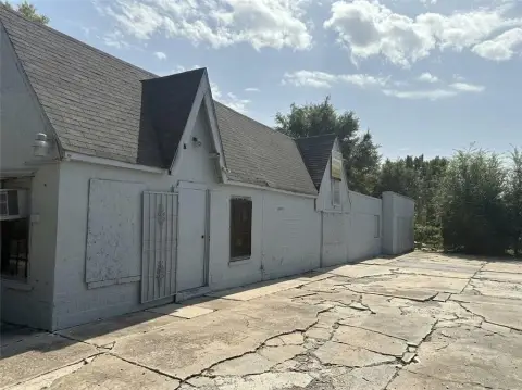 Single-Story Storefront Property