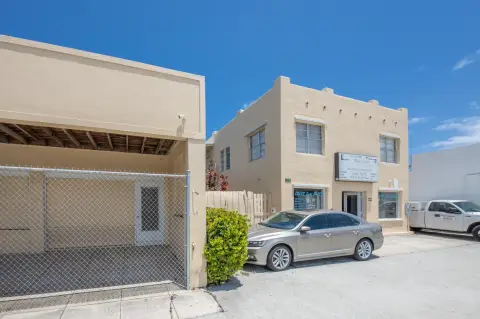 Retail/Warehouse Space in Lake Worth