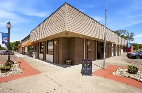 Commercial Office Building with Vaulted Lobby
