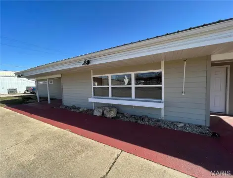 Dual-Entrance Retail Office Building