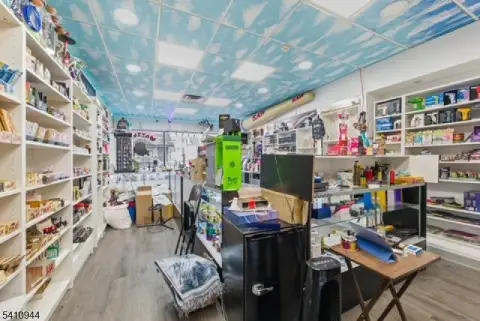 Profitable Smoke Shop in Clifton