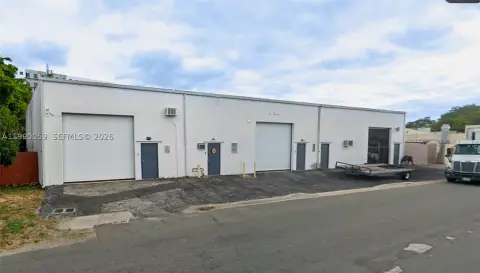 Multi-Unit Warehouse Building