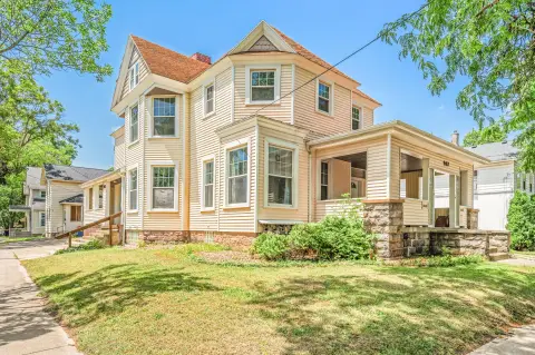 Duplex with Multiple Entrances