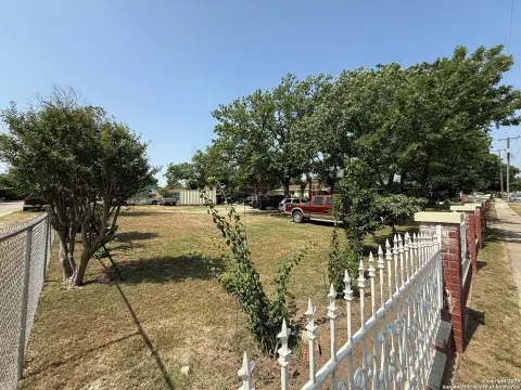 Spacious Corner Lot in San Antonio