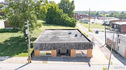 Flex Building with Garage Space