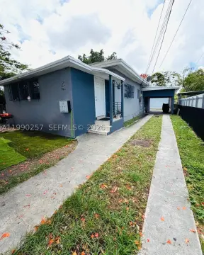 Residential Income Triplex with Central Patio