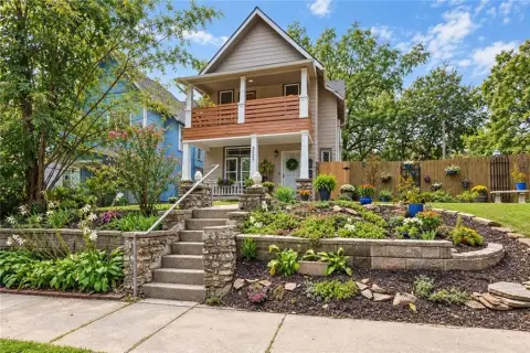 Duplex With Additional Lot