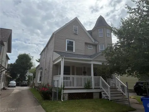 Side-by-Side Duplex With In-Unit Laundry