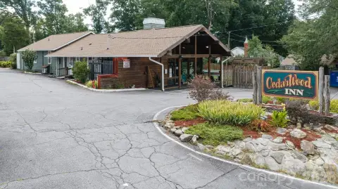 19-Unit Inn with Guest Cottage