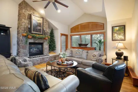 Four-Bedroom Duplex with Hot Tub