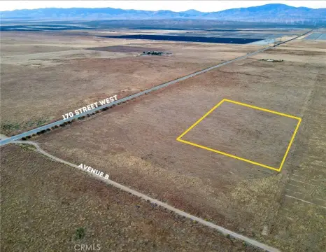 Expansive Land Parcel in Lancaster