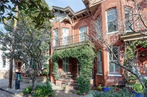 Savannah Townhome with Carriage House